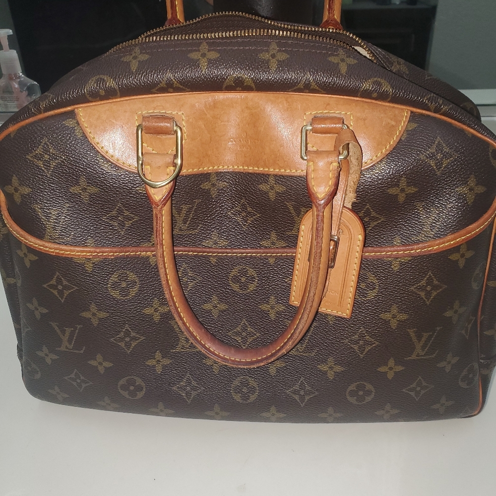 Authentic  Louis Vuitton  bag w/ shoulders trap